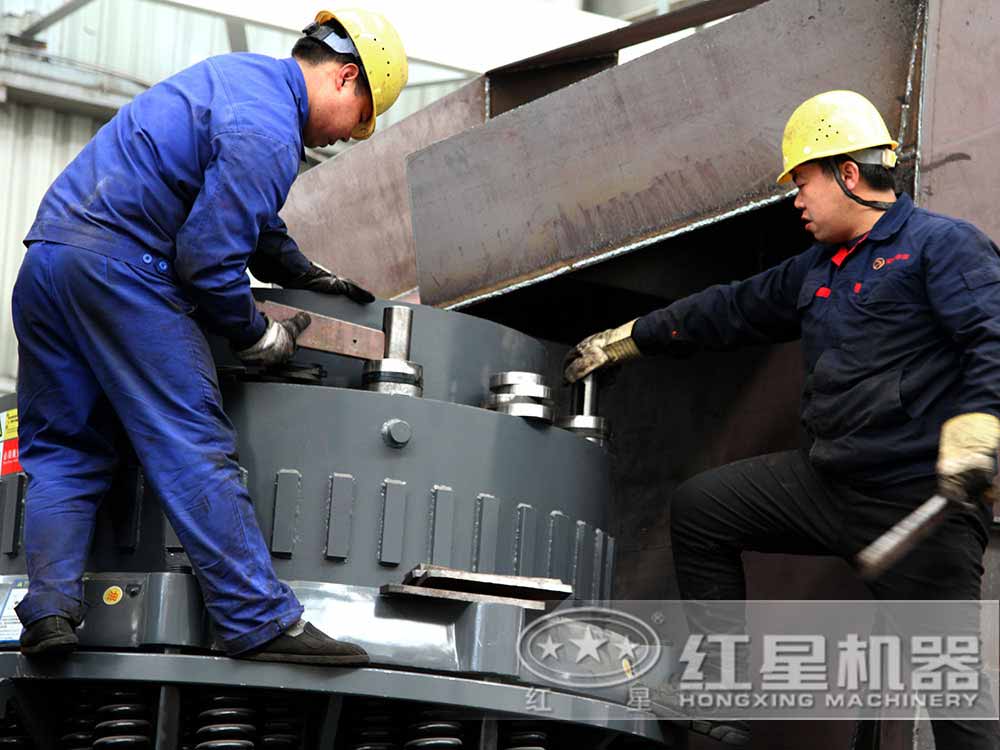 膨潤土圓錐破碎機精細做工現(xiàn)場 膨潤土圓錐破碎機精細做工現(xiàn)場