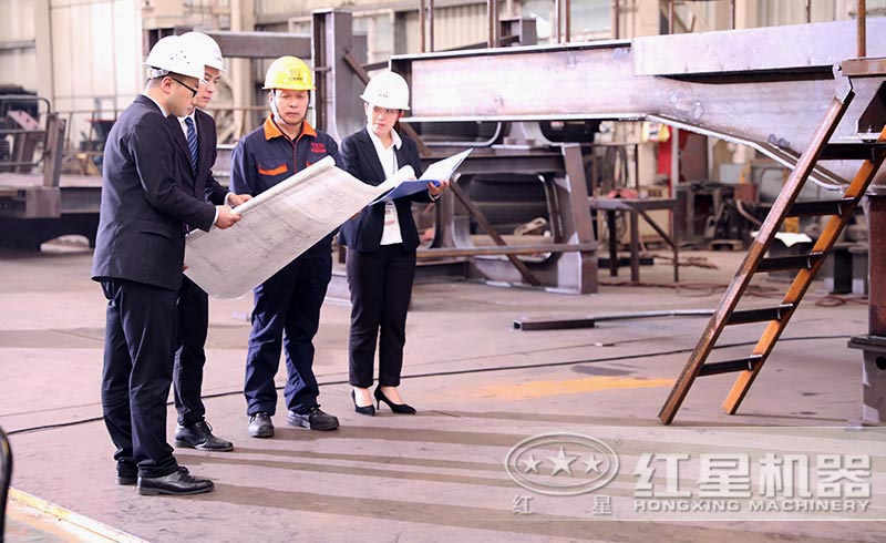 技術人員為客戶介紹不同制沙機的特點，以及價格分析