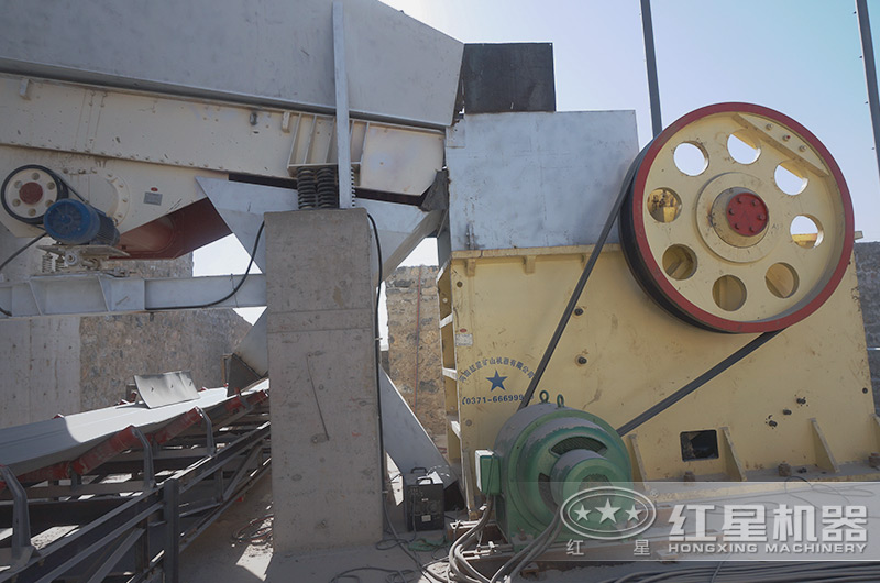 時產(chǎn)1000方河卵石制砂生產(chǎn)線現(xiàn)場:PE1500X1800顎破機(jī)特寫