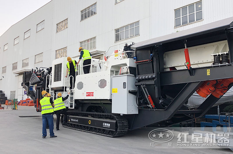 客戶來廠考察移動碎石機設(shè)備 客戶來廠考察移動碎石機設(shè)備