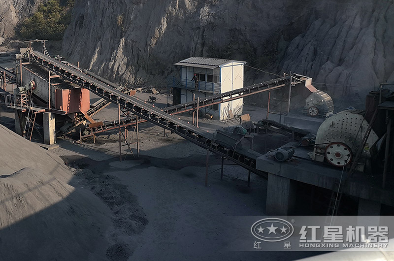 重錘式破碎機(jī)碎煤現(xiàn)場(chǎng)