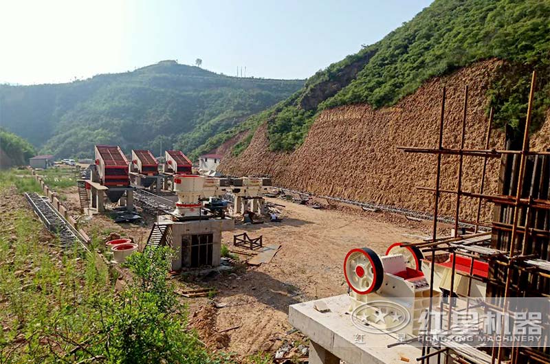 道砟石加工設(shè)備安裝現(xiàn)場 道砟石加工設(shè)備安裝現(xiàn)場