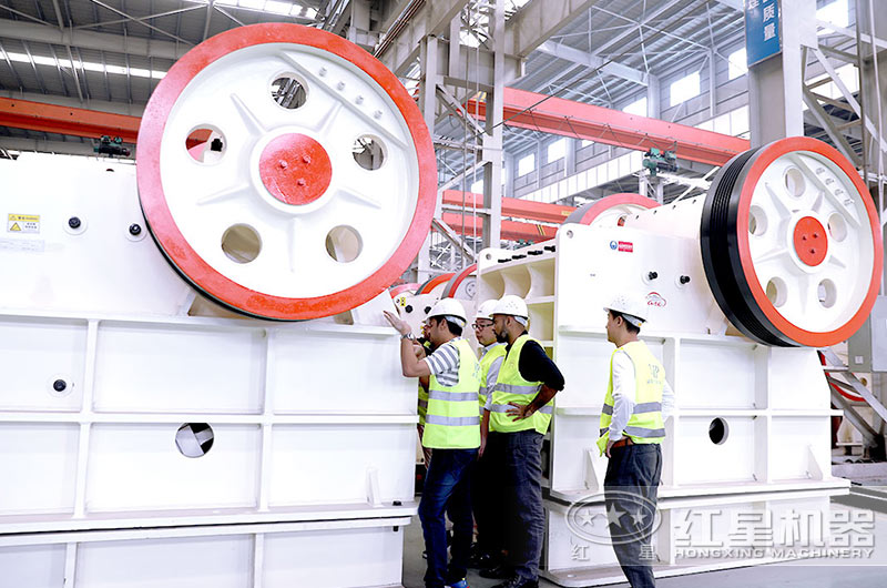 客戶來廠考察大型顎式破碎機設備 客戶來廠考察大型顎式破碎機設備