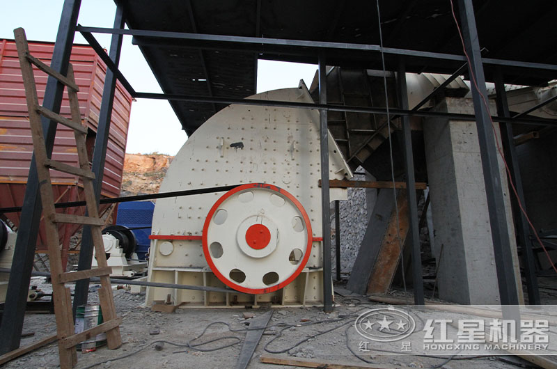 錘式制砂機作業現場 錘式制砂機作業現場